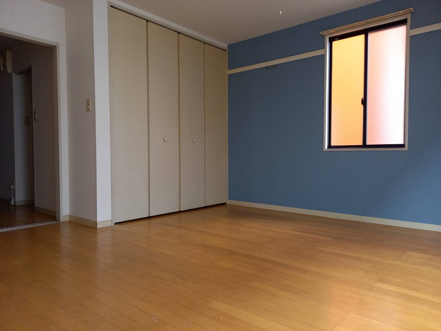 居室・リビング　洋室9帖。2方向の窓から採光、換気が可能です