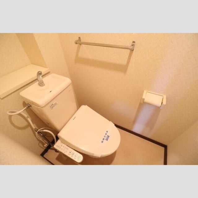 トイレ　【トイレ】別部屋写真の為、現状優先。温水洗浄便座はサービス設