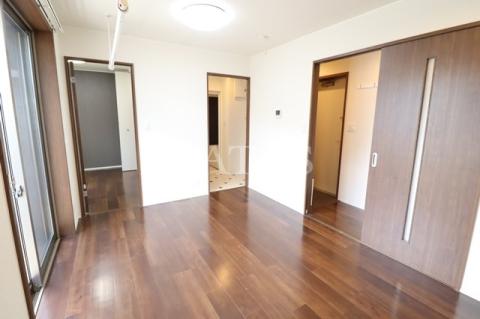 居室・リビング　同物件別部屋です。