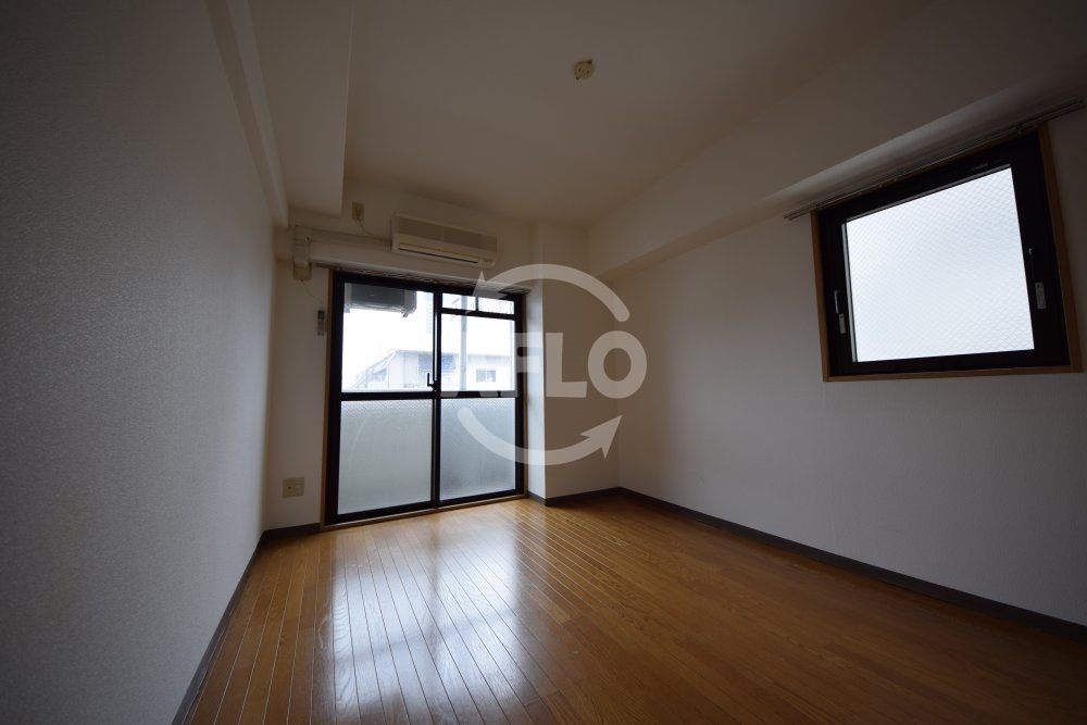 居室・リビング　開放的な室内　角部屋出窓つき