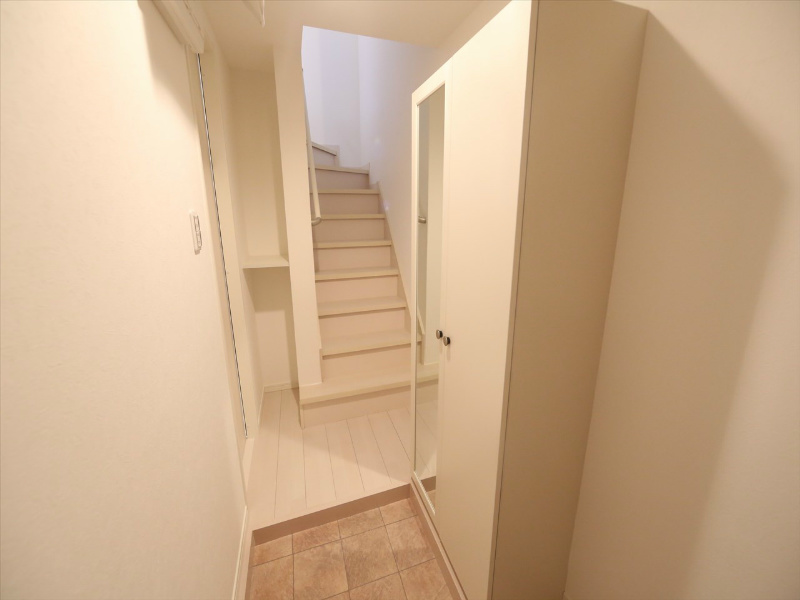 玄関　玄関　シューズボックス付（収納充実してます）