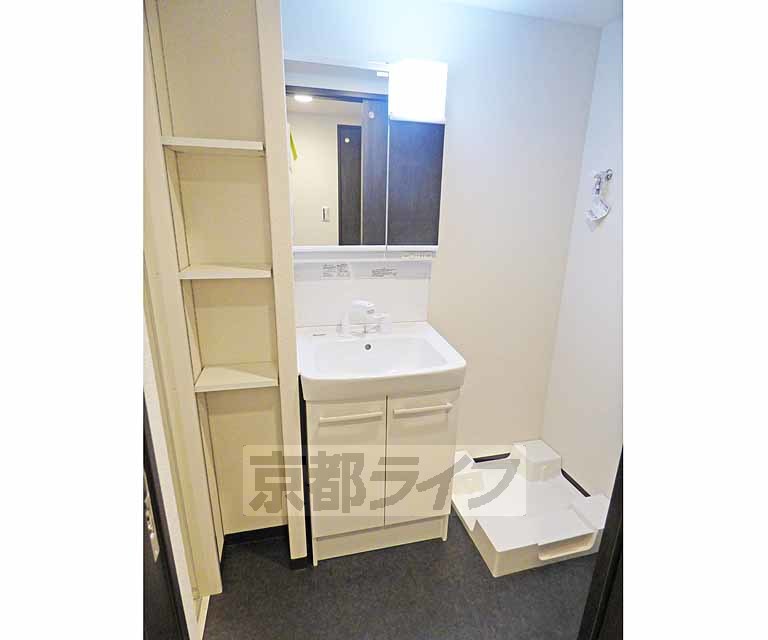 洗面設備　綺麗な洗面台です。