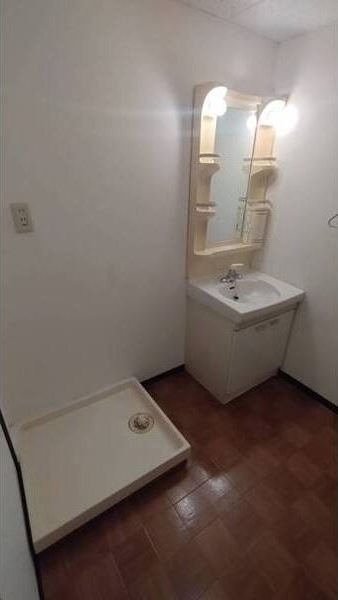 洗面設備　ゆったりとスペースのある洗面所