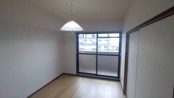 その他部屋・スペース　落ち着いた色調の寝室です