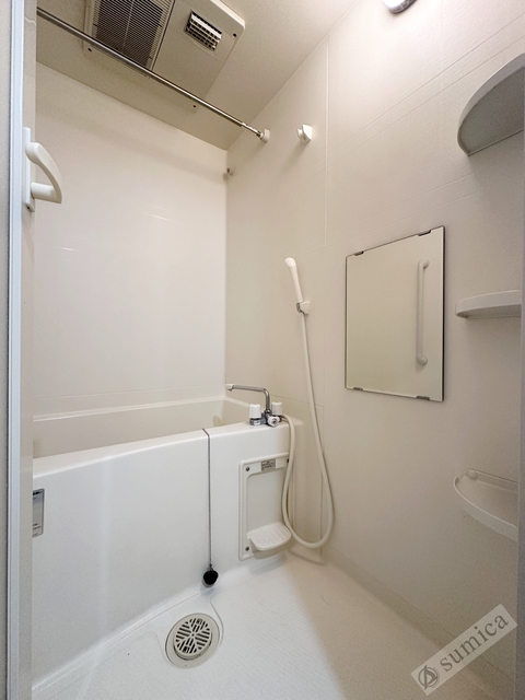 バス・シャワールーム　浴室暖房乾燥機付きバスルームです♪