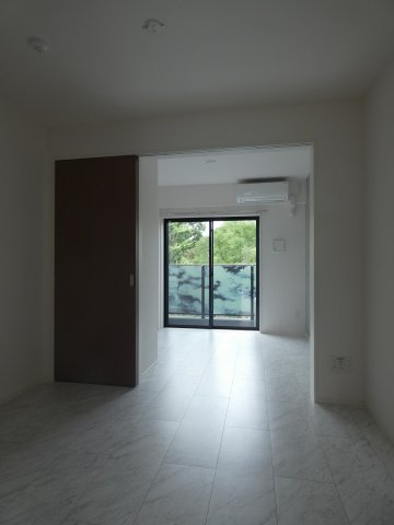 居室・リビング　優しい色合いの床材を使用した居住空間です。