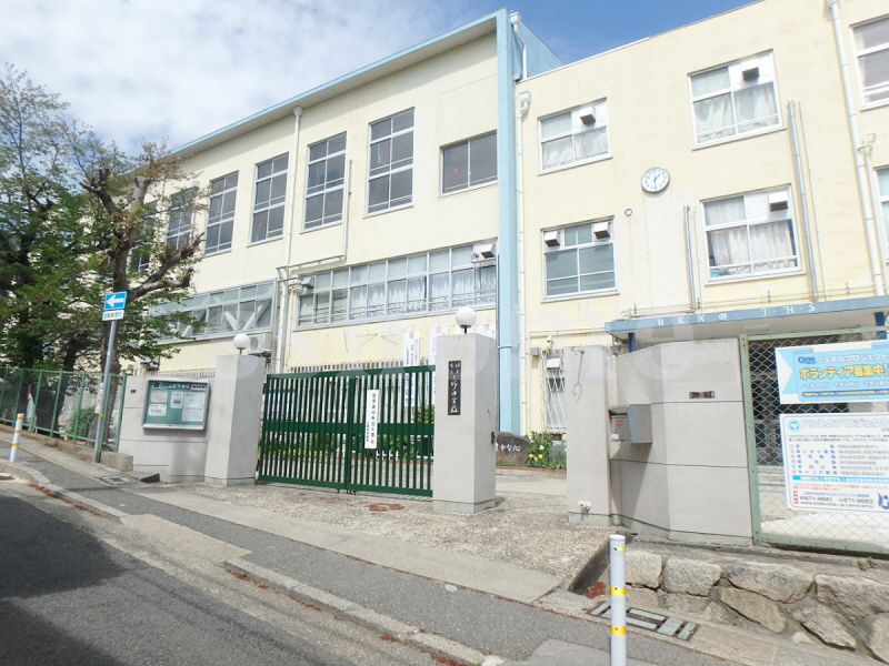 中学校　神戸市立上野中学校（中学校）まで702m