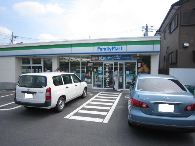 コンビニ　ファミリーマート（コンビニ）まで500m
