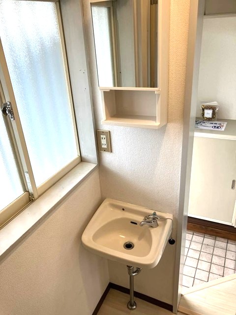 洗面設備　バスルーム横にある独立洗面台です♪鏡があるのでお化粧するとき