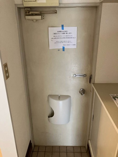 玄関　玄関には上下タイプのシューズボックス付き！間のスペースは飾り