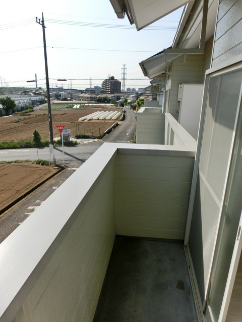 バルコニー　バルコニーは南西向きで風通し良好！お洗濯物はお昼からでも乾き