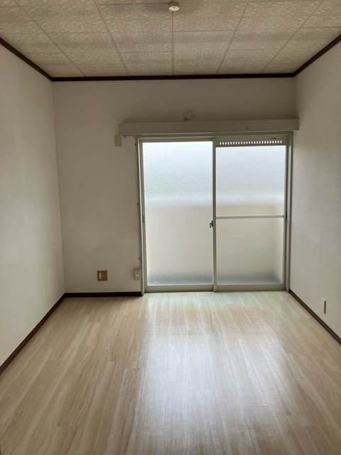 居室・リビング　南西向き洋室6帖☆バルコニーに繋がるお部屋は風通し良好です！