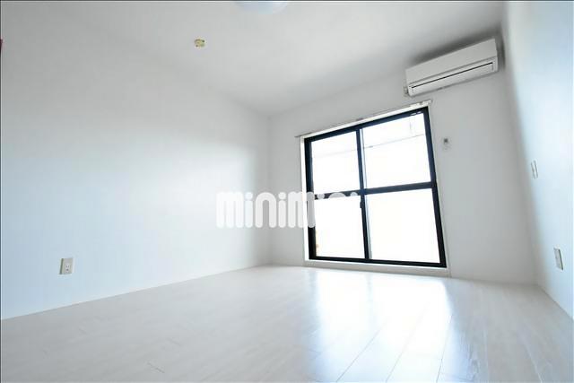 居室・リビング　白を基調とした明るいお部屋