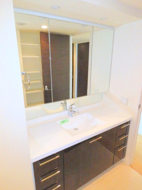 洗面設備　ゆったりサイズの洗面化粧台です♪