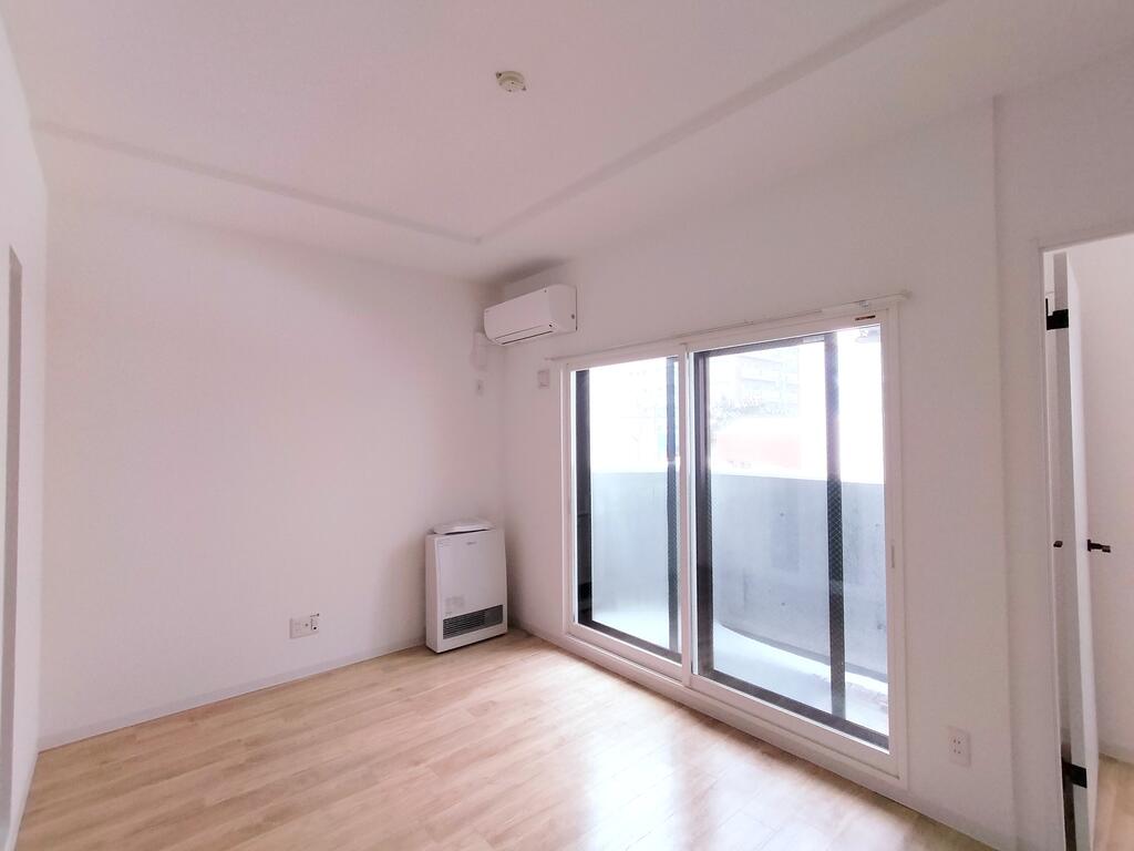 居室・リビング　明るい居間で気持ちまで明るくなりますね！