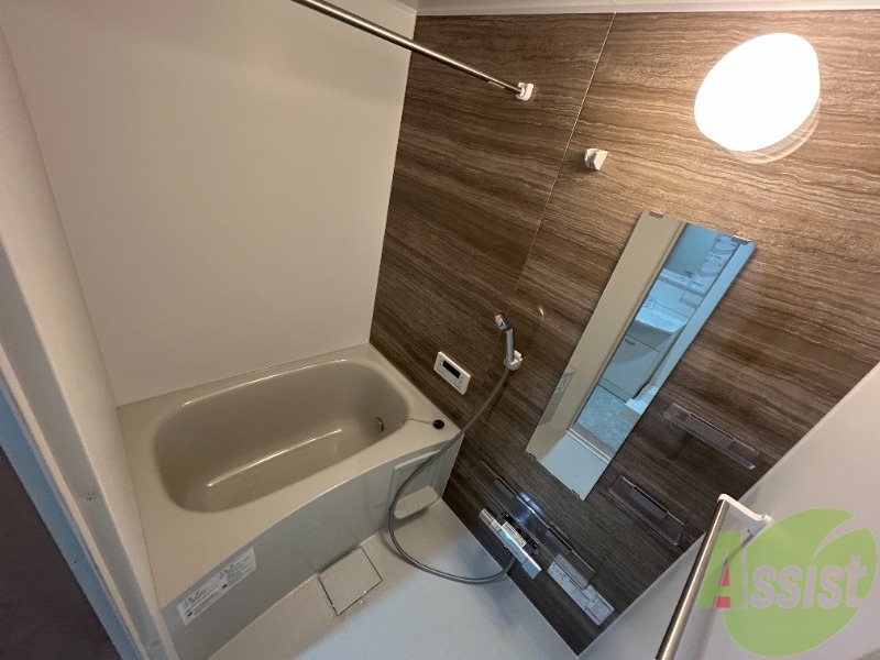 バス・シャワールーム　浴室は狭すぎず、シャワーも浴びやすそうです。