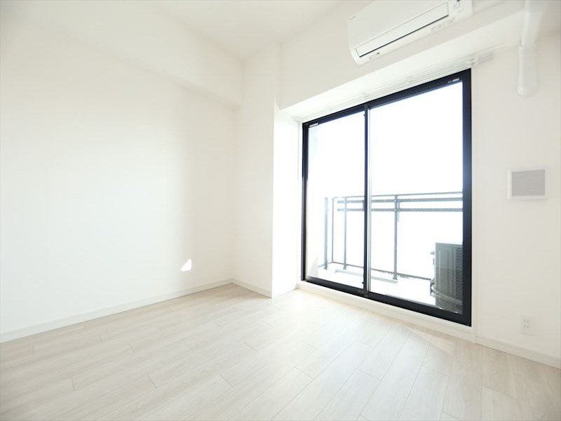 居室・リビング　洋室6.5帖　エアコン完備　クローゼット付　バルコニー