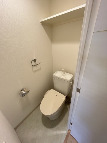 トイレ　明るい洗面所です