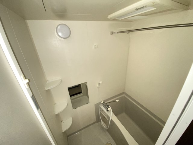 バス・シャワールーム　コンパクトで使いやすいお風呂です