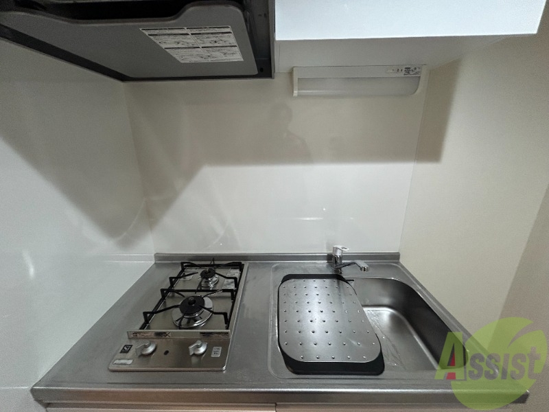 キッチン　２口のガスコンロが設置済みのシステムキッチンです。