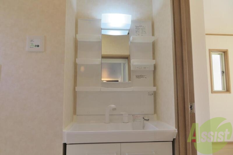 洗面設備　シャワー付きで朝シャンなんてのもらくらくですね