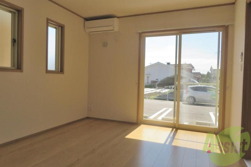 居室・リビング　一戸建てならではですね。窓が多くて明るいお部屋です