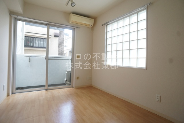 居室・リビング　２面採光なので、明るく風通しのよい過ごしやすいお部屋です♪