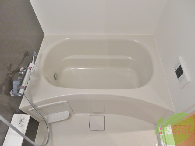 バス・シャワールーム　追い焚き付きで、脚も伸ばせそうなお風呂ですね