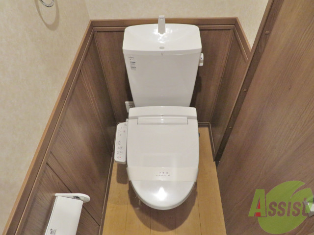 トイレ　ウォッシュレット付きの、広々としたトイレですね