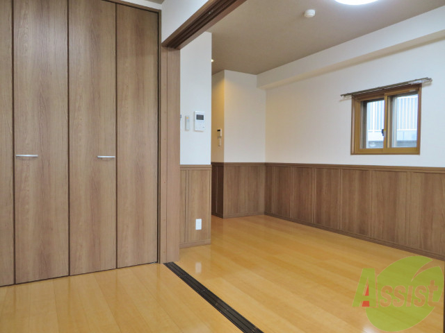 その他部屋・スペース　４帖のお部屋から見た室内です。小窓もあって明るいですね