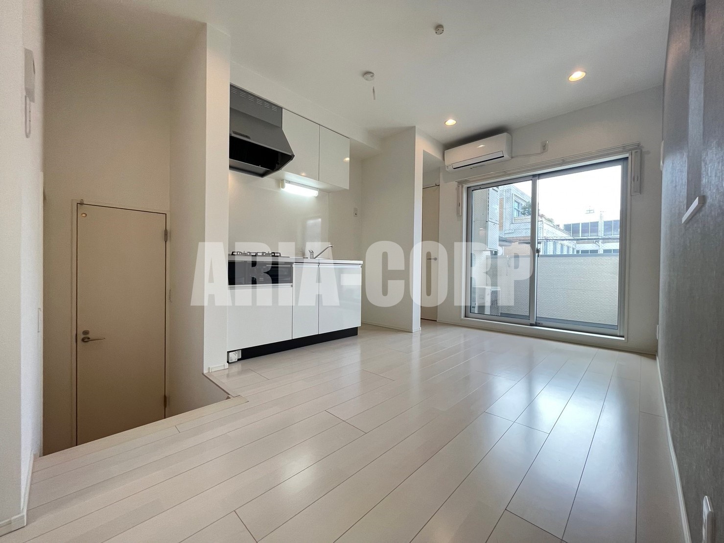 居室・リビング　白を基調とした明るい雰囲気のお部屋です♪