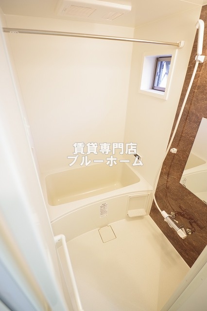 バス・シャワールーム　窓付の明るいお風呂！