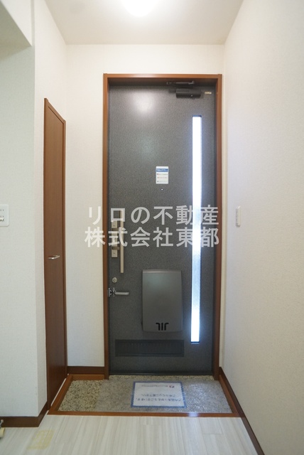 玄関　玄関側からも採光あり！いつでも明るい玄関周り！