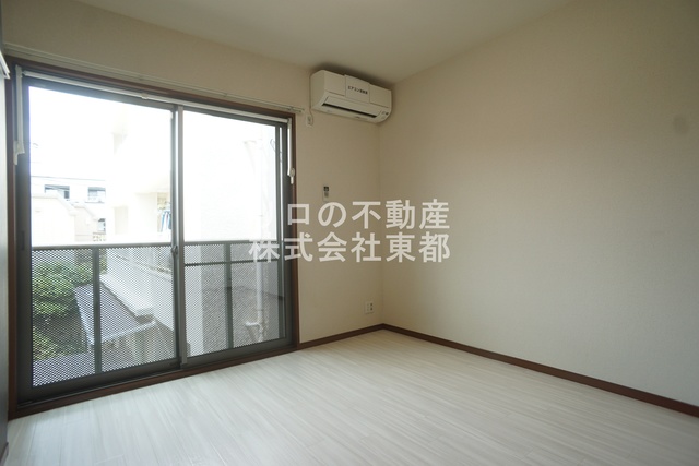 居室・リビング　インターネット使用料無料なお部屋です。