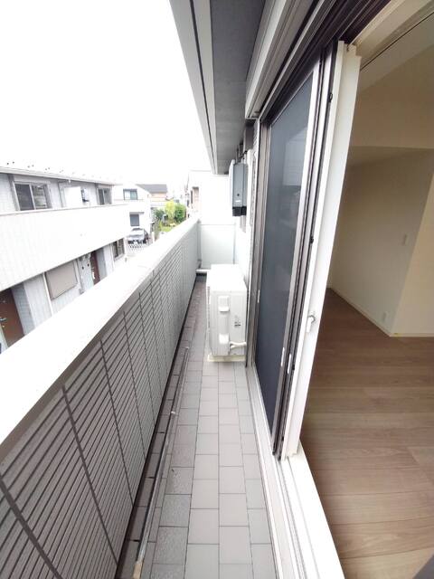 バルコニー　建築中の写真となります。