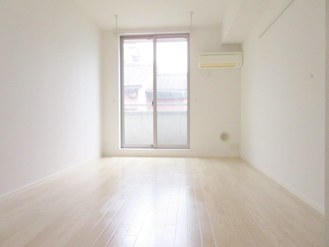 居室・リビング　ゆとりの広さで快適に一人暮らしができそう