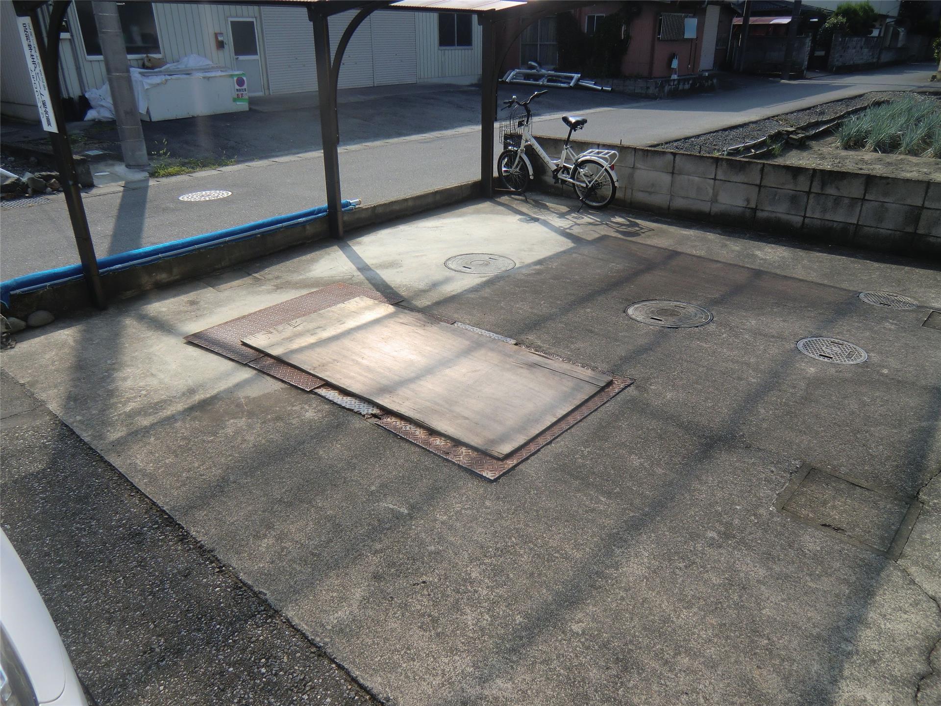 その他共有部分　屋根付きの駐輪場あります♪