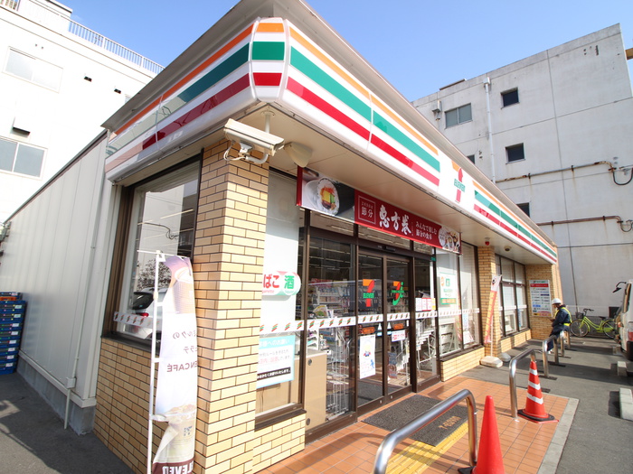 コンビニ　セブンイレブン（コンビニ）まで311m