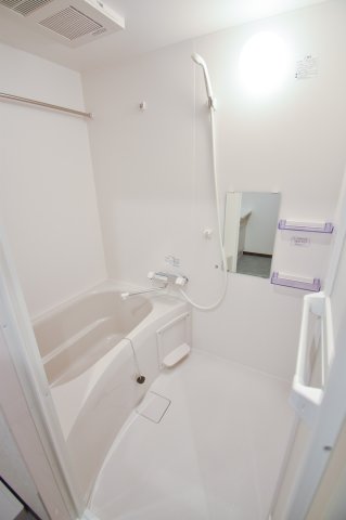 バス・シャワールーム　浴室乾燥付きなので梅雨時や洗濯物が多くても安心です。