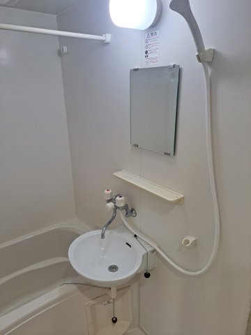 洗面設備　鏡もついてきれいな洗面台です