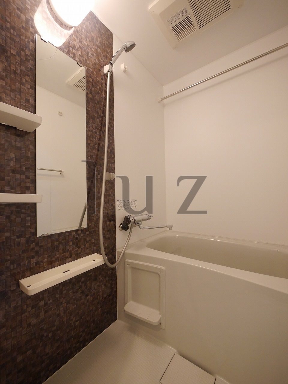 バス・シャワールーム　清潔感のあるバスルームです。