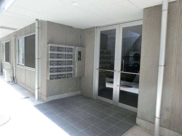 エントランス　建物内へのアプローチ