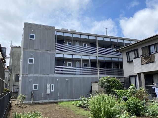 建物外観　四街道駅と稲毛駅行きのバス停が近くです