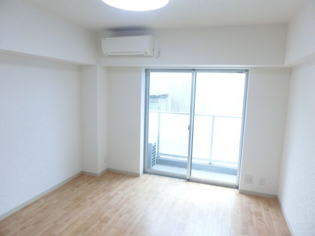 居室・リビング　エアコン、照明付きのお部屋です