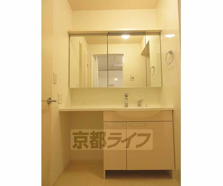 洗面設備　鏡が大きく、横にはタオル掛けもあります！