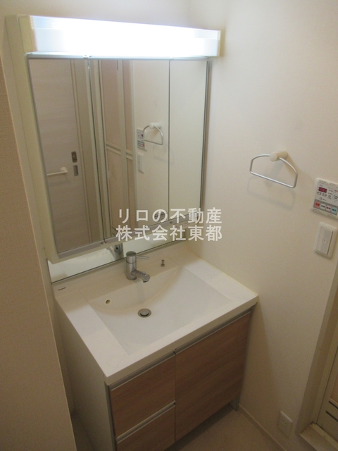 洗面設備　大きな鏡付きで収納豊富な独立洗面台設置済みです♪