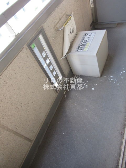 バルコニー　バルコニーがあるので洗濯物を太陽の下で干すことができます♪