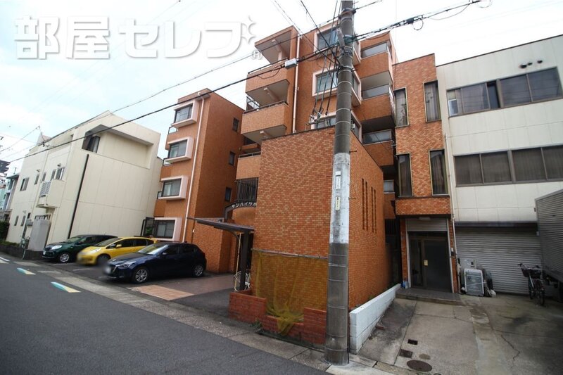 建物外観　タイル貼りのオシャレな建物です。