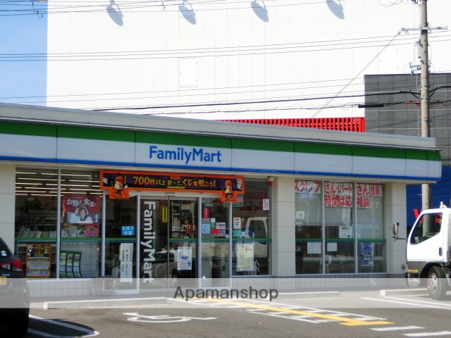 コンビニ　ファミリーマート（コンビニ）まで141m
