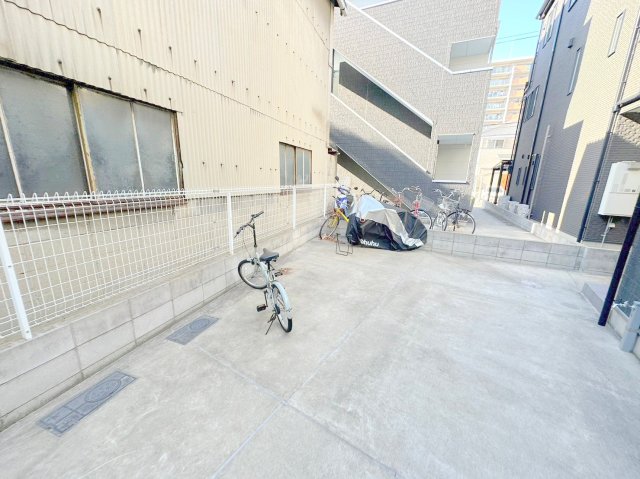 駐車場　敷地内には入居者専用の駐輪スペースもあります。